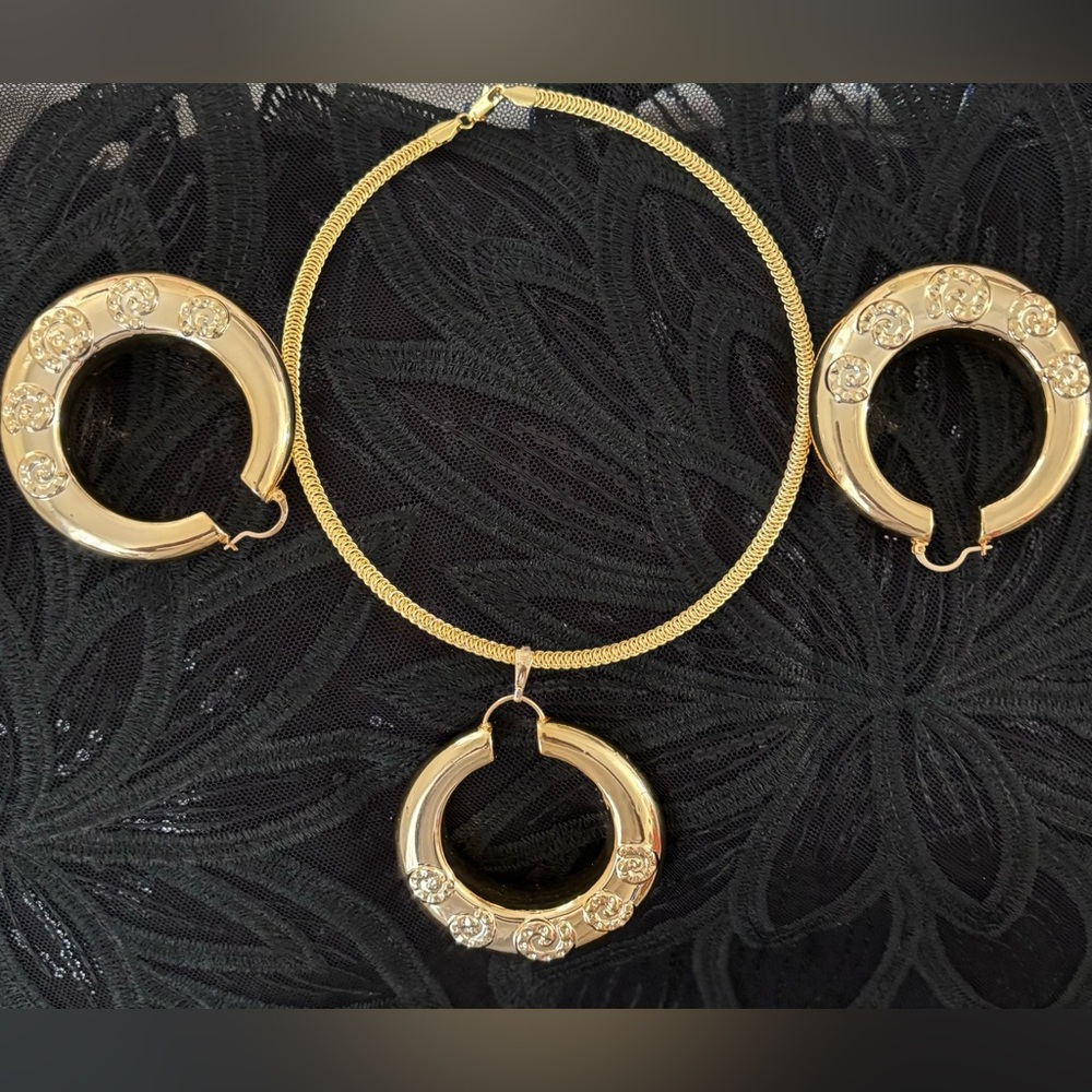 Elegant Bold Gold Necklace and Earring Set